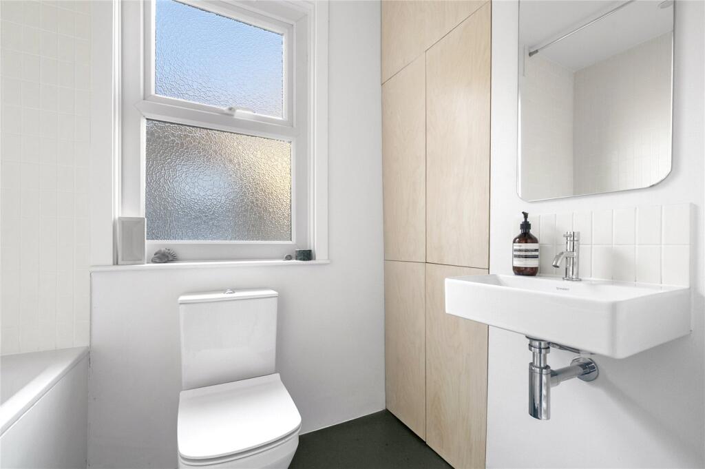 Apartment in London, Leyton - More
