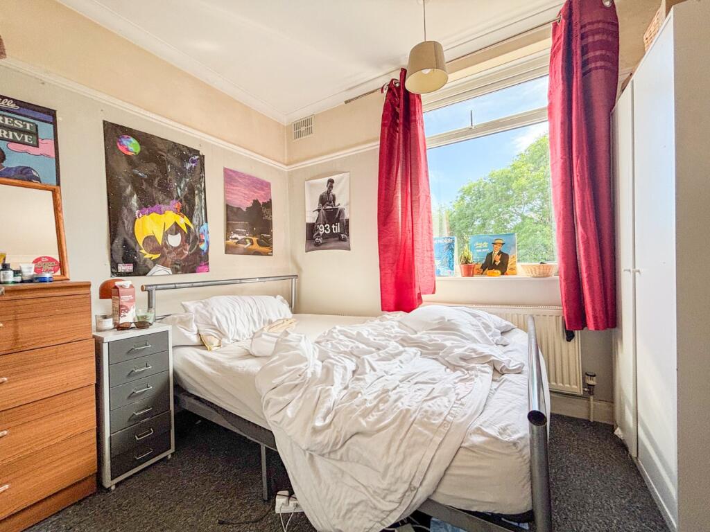 6 bedroom semi-detached house for rent