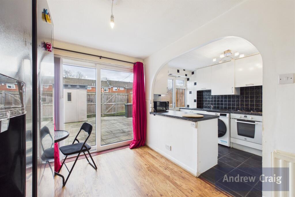 16 Englefield Close photo 3