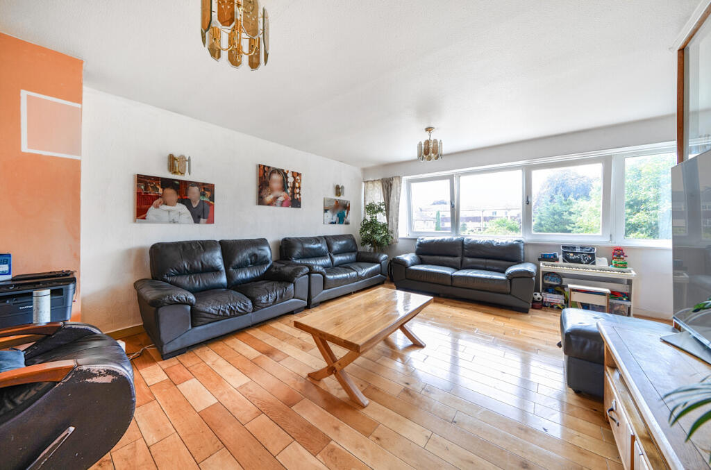 House in Elmbridge, Molesey - More