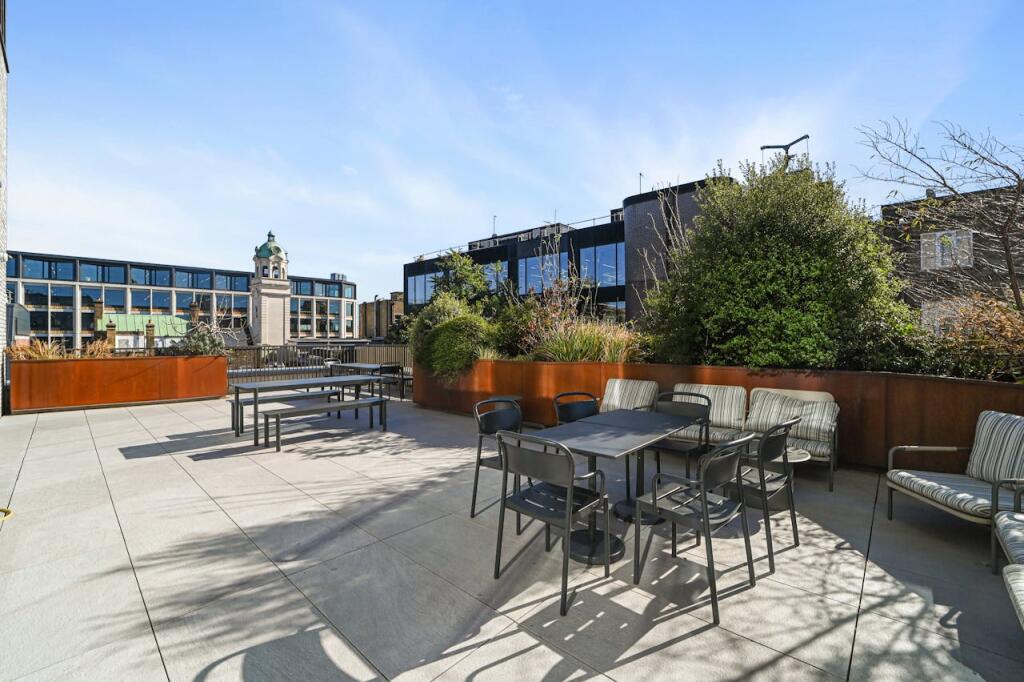 HTBC10WhiteLionStreet32.JPG