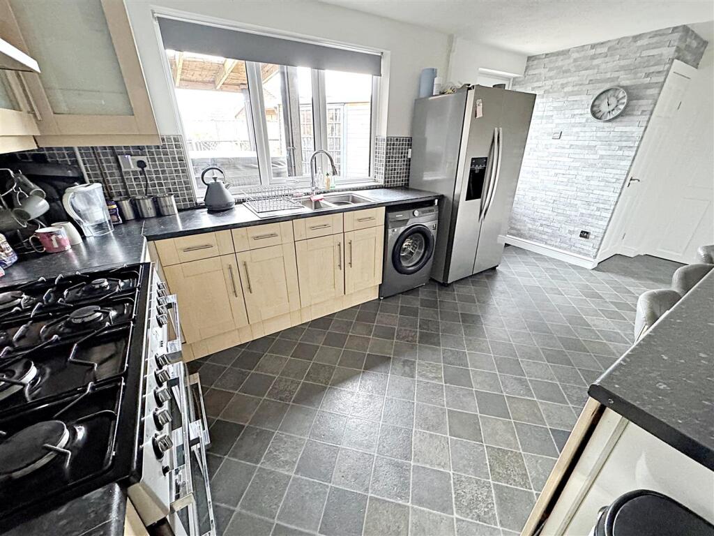 Walnut Crescent, Cleethorpes, N.E. Lincs, DN35 0RD photo 3