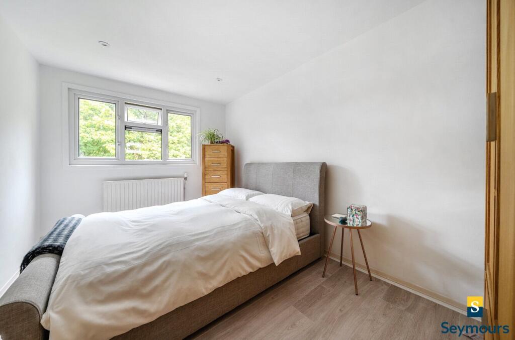 Apartment in Guildford, Worplesdon - More