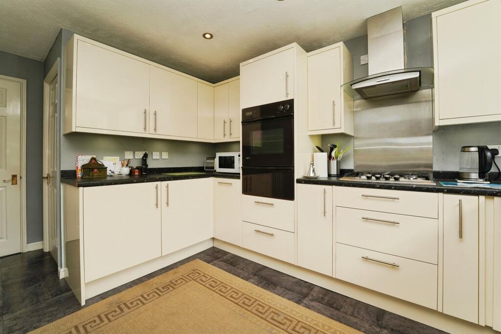 House in Worcester, Lyppard Grange, Warndon - More