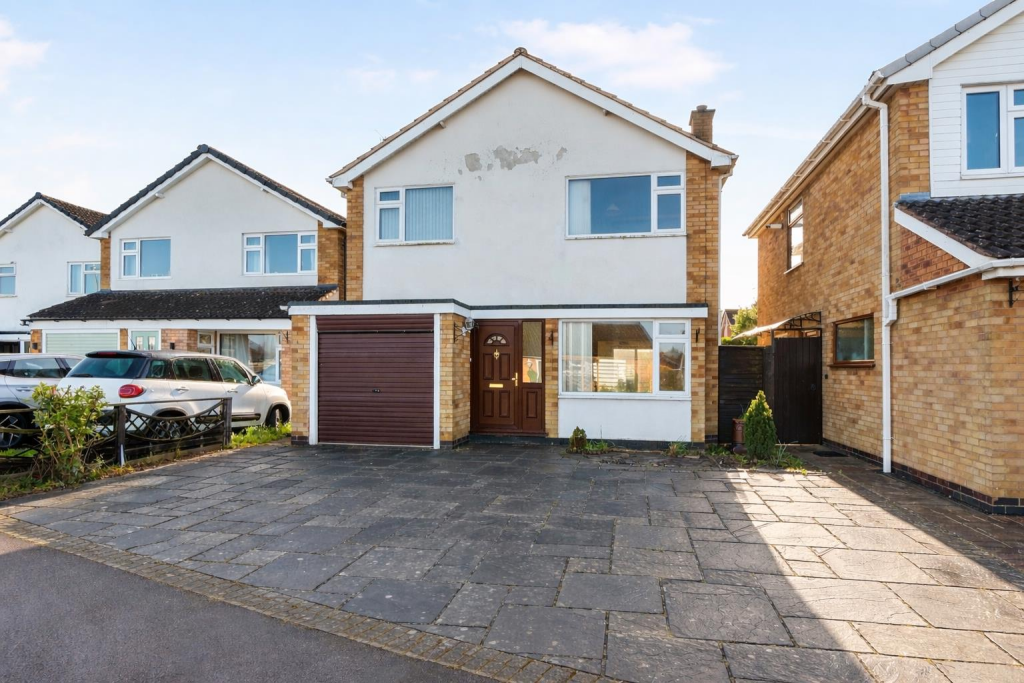 3-bed detached on Greenacres Drive, Lutterworth, £275,000