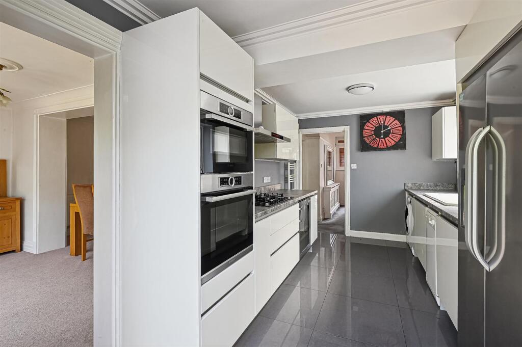 House in Sutton - View 5
