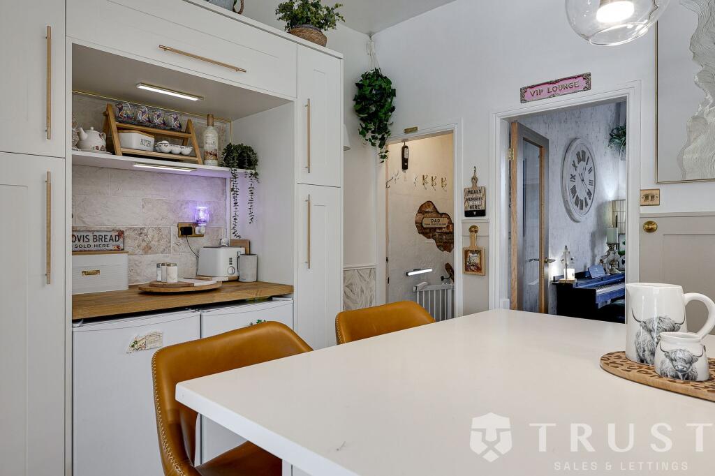 Bradford Road, Birstall, WF17 - More