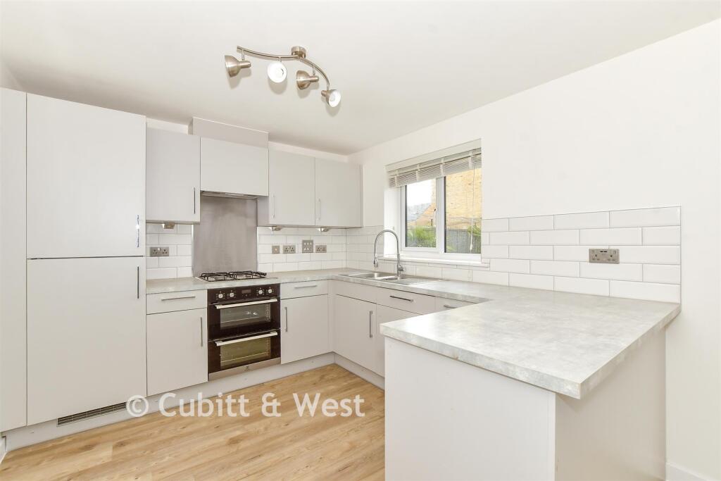 Neal Crescent, Littlehampton, West Sussex photo 4