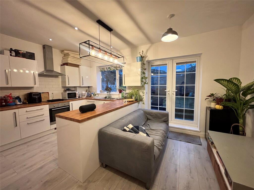 Main image of property: Double Room 1 Derrick Road, Bristol, Gloucestershire, BS15