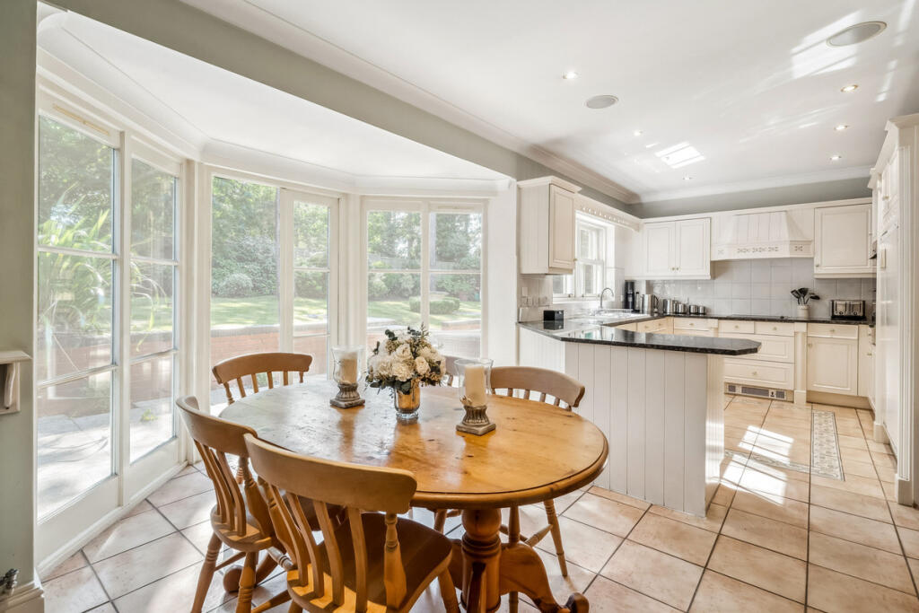 Sandringham Park, Surrey, KT11 – další