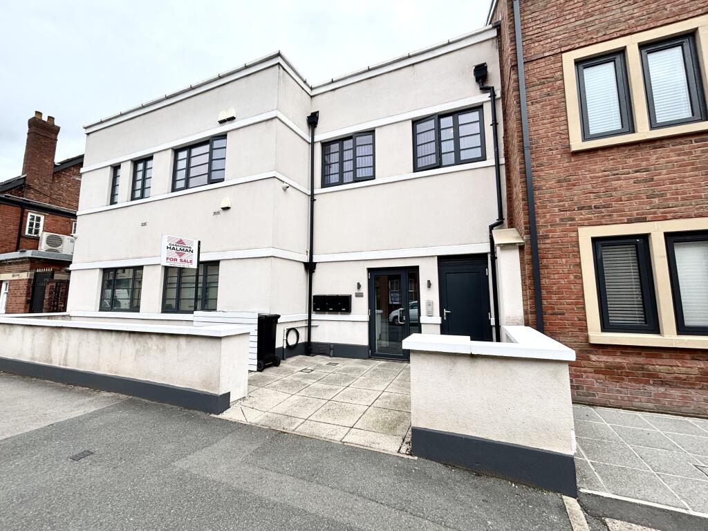 1-bed flat on Flat   Ashfield Road, Cheadle, £155,000