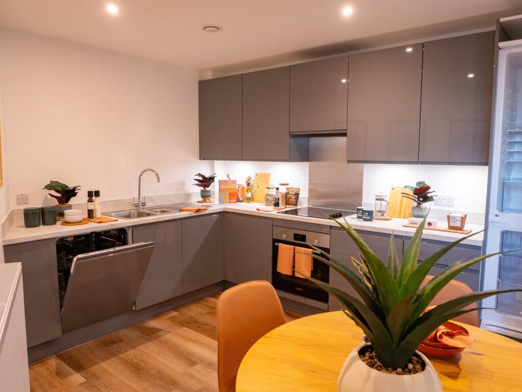 Apartment in Birmingham, Perry Barr - View 3