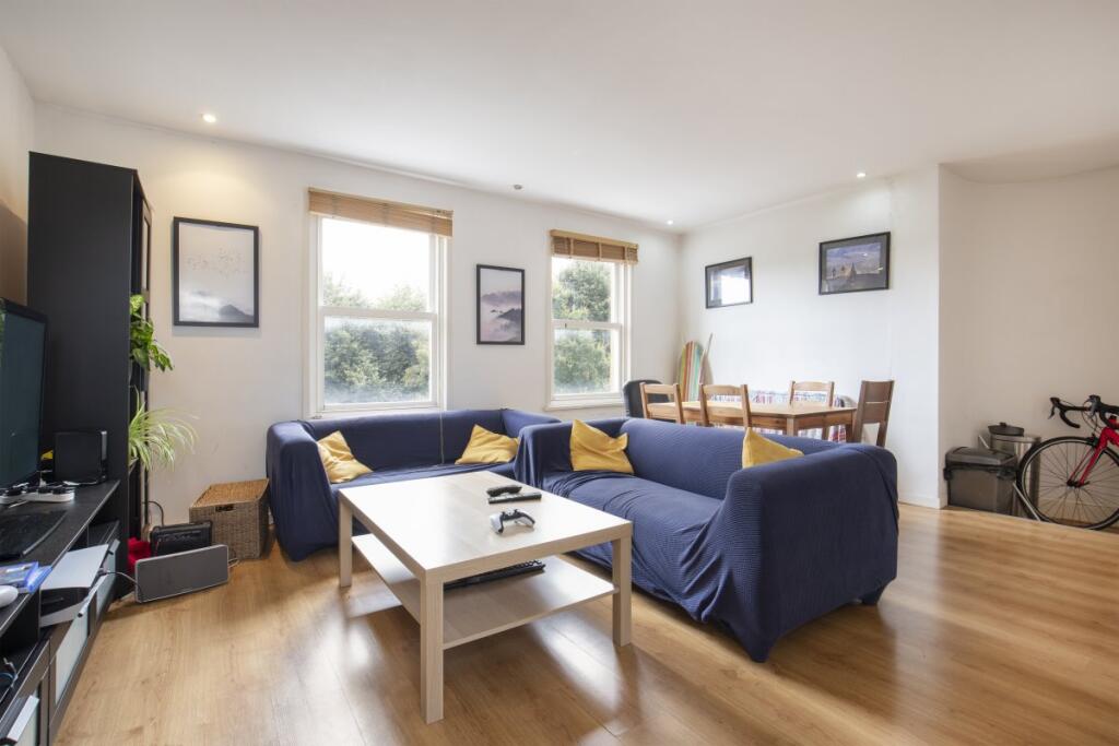 Main image of property: 15 Stockwell Park Crescent, Sw9