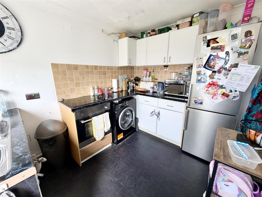 Ballam Close, Upton photo 4