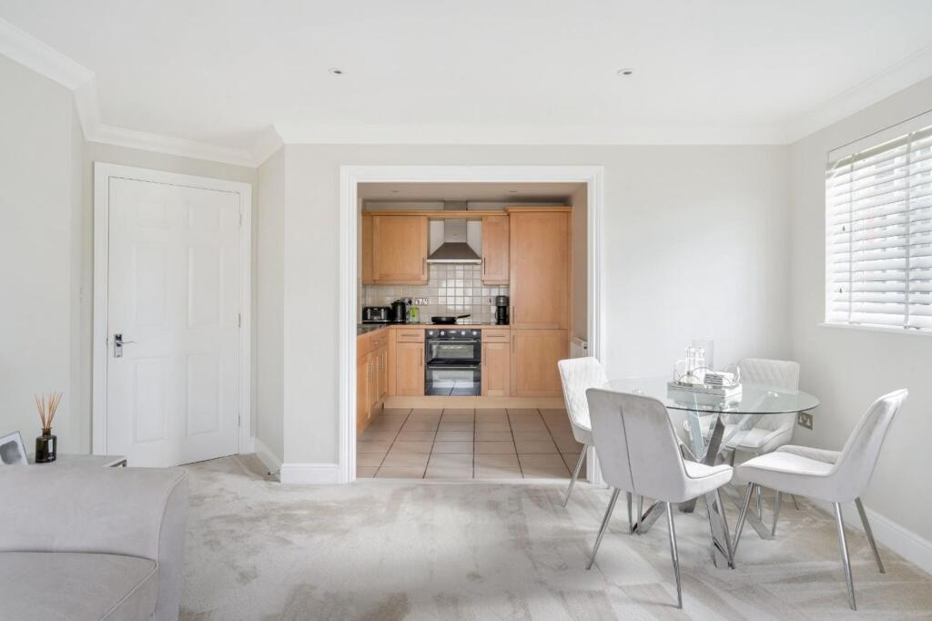 Apartment in Epsom and Ewell, Stoneleigh - More