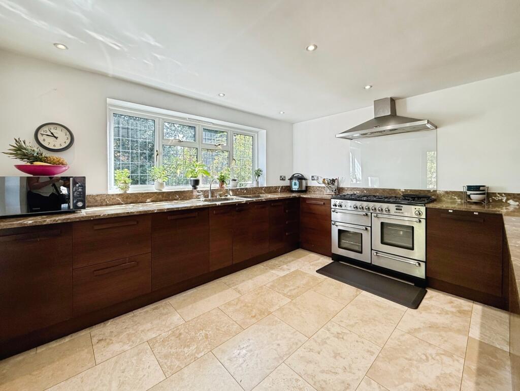 House in Crowthorne, Finchampstead - View 3
