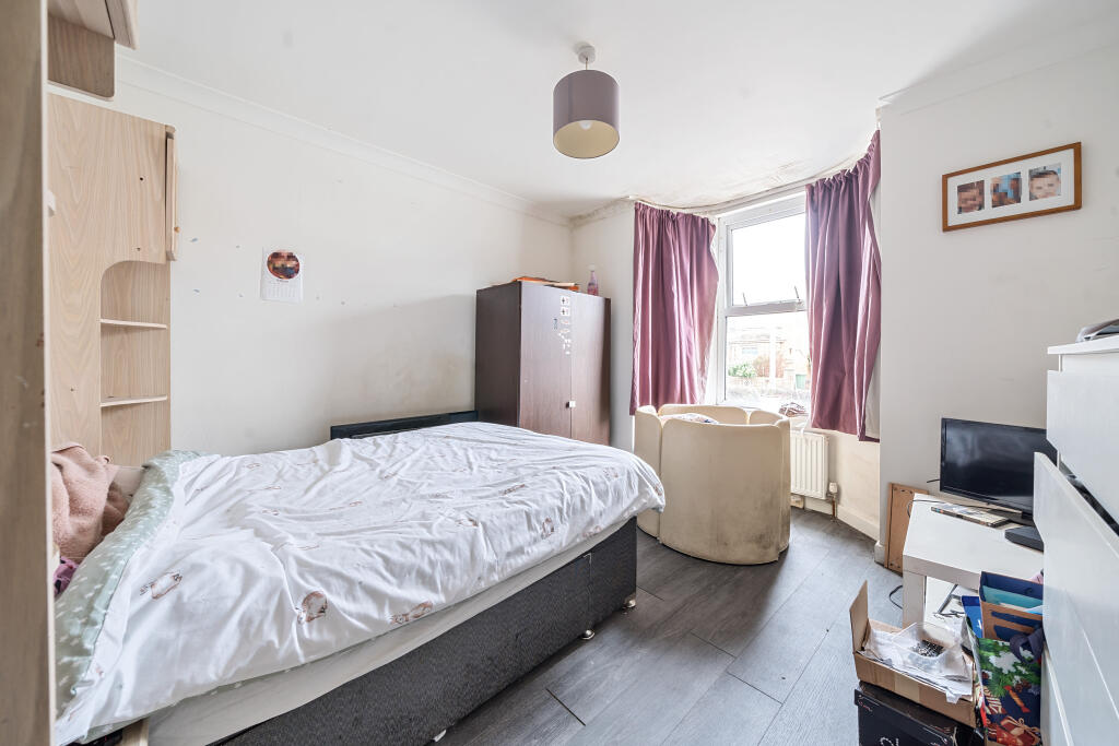 Apartment in Eastleigh - View 4