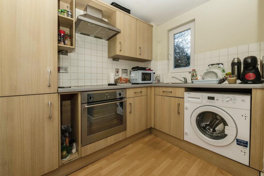 Apartment in Dacorum, Hertfordshire - View 4