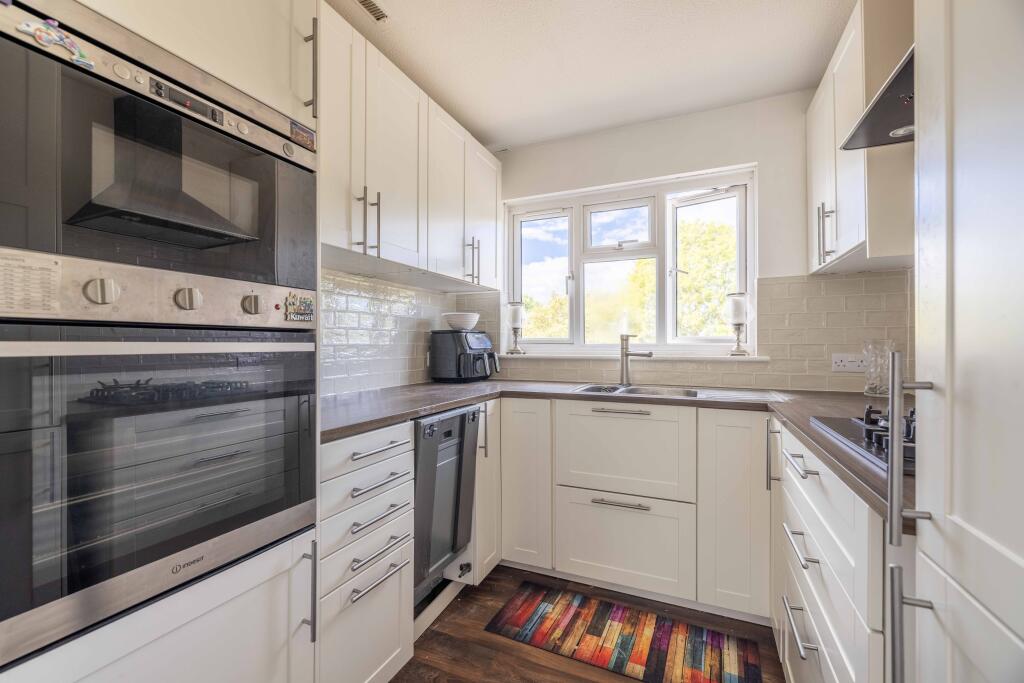 Apartment in Windsor - View 3