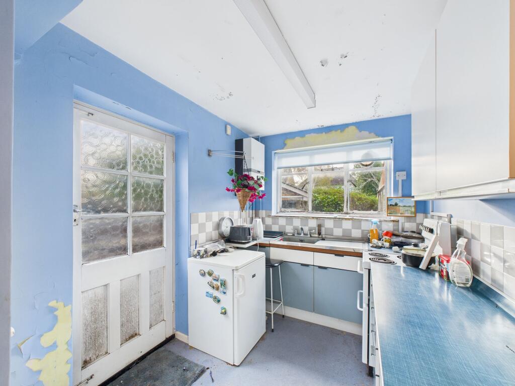Redhatch Drive, Earley, RG6 photo 2