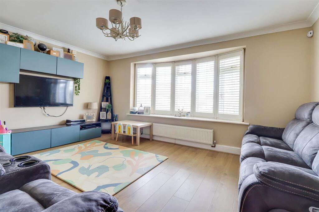 * STAR BUY * Langford Crescent, Thundersley photo 2