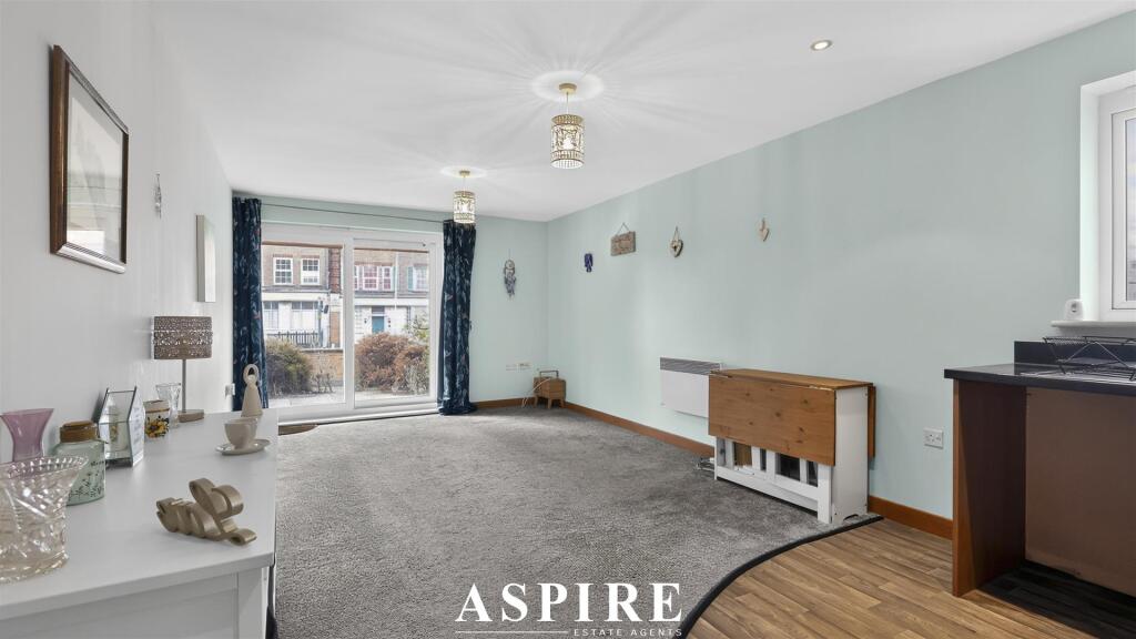 Apartment in Southend-on-Sea - View 5