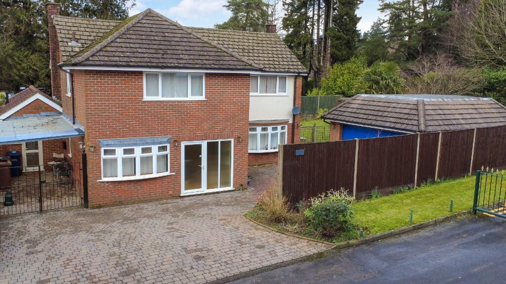 4 bed detached - Highfield Crescent, Hindhead, Surrey, GU26