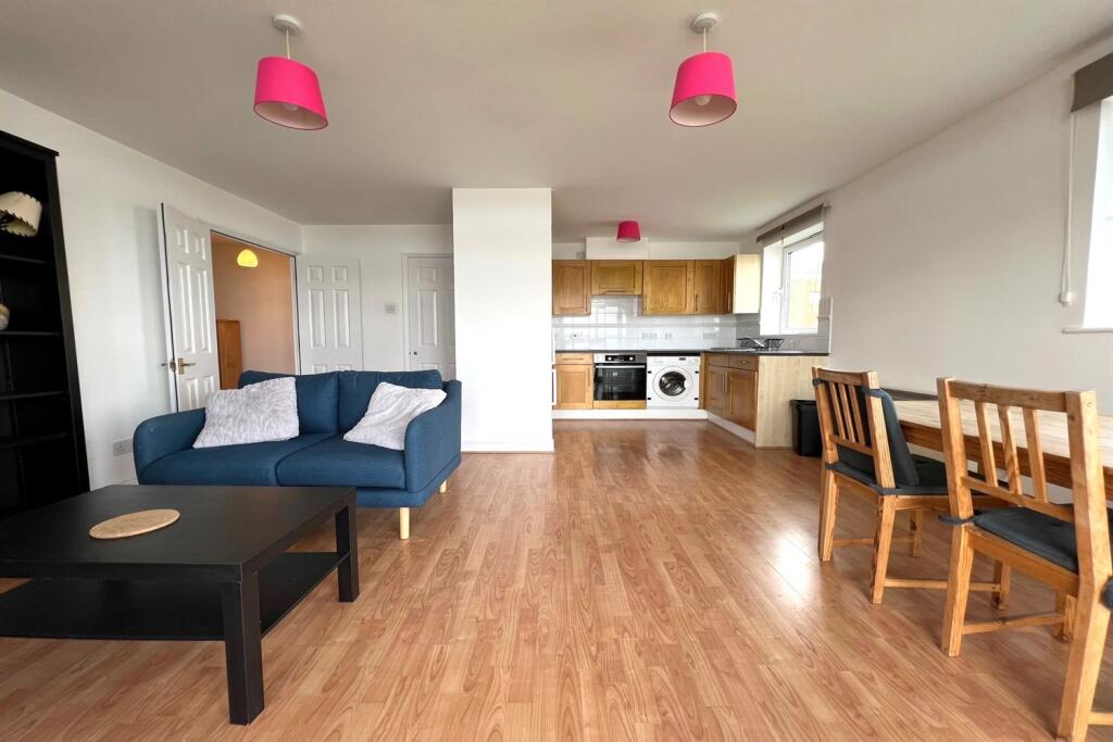 Inverness Mews, E16 photo 4