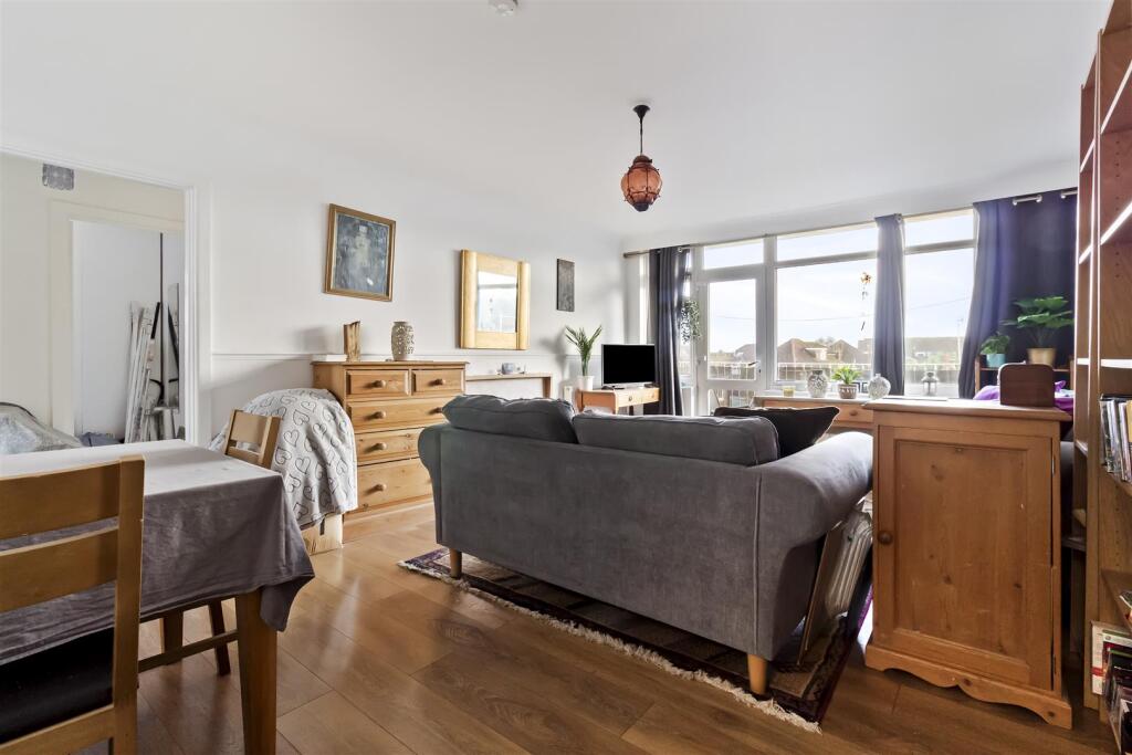 Apartment in Worthing, West Sussex - View 3
