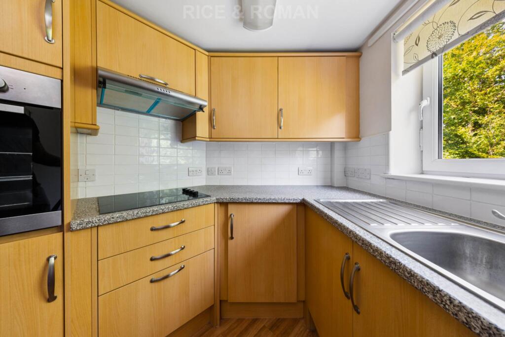 Gibson Court, Hinchley Wood photo 4