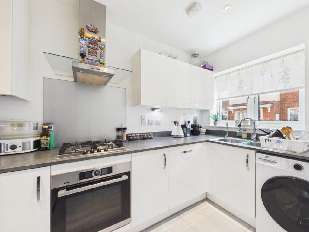 Rosebay Avenue, Wexham, Berkshire, SL2 photo 3
