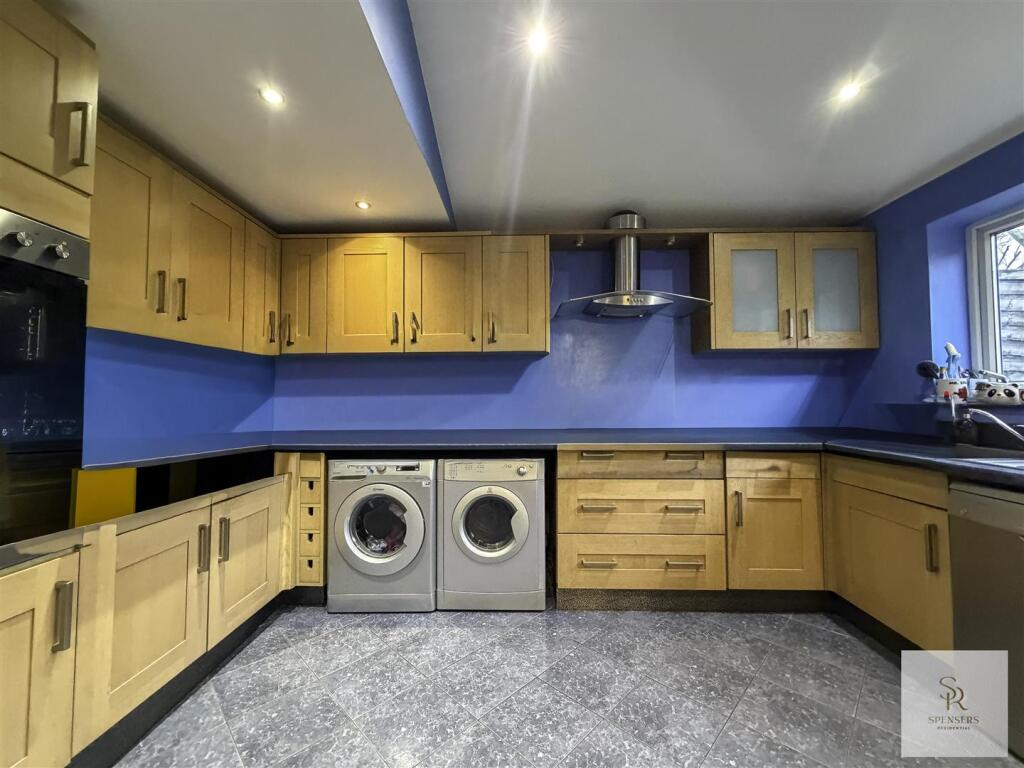 Oakwood Crescent, Greenford, UB6 photo 5