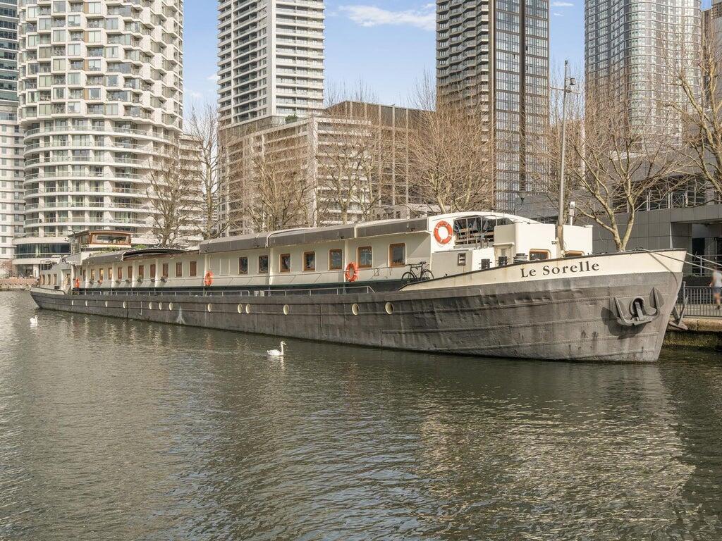 Main image of property: Le Sorelle, Thames Quay, London, E14 9SG