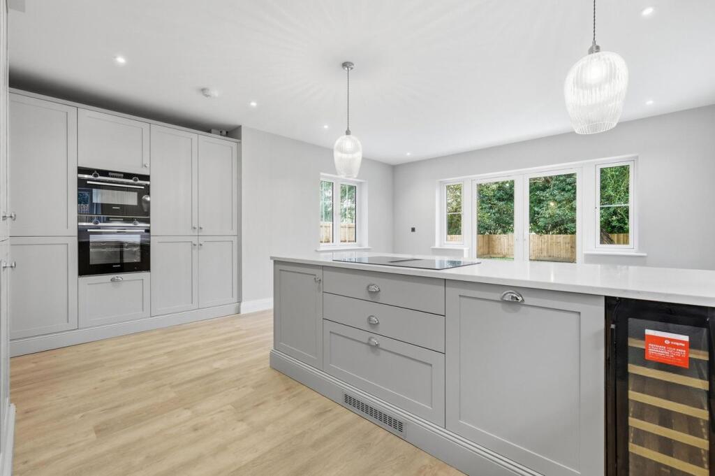 Hall Lane, Shenfield, Brentwood, CM15 photo 4