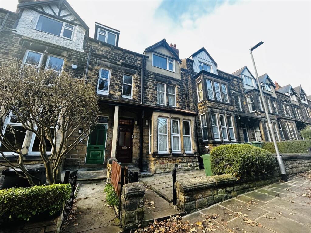 Main image of property: 22 Park Mount, Kirkstall, Leeds, Leeds, LS5