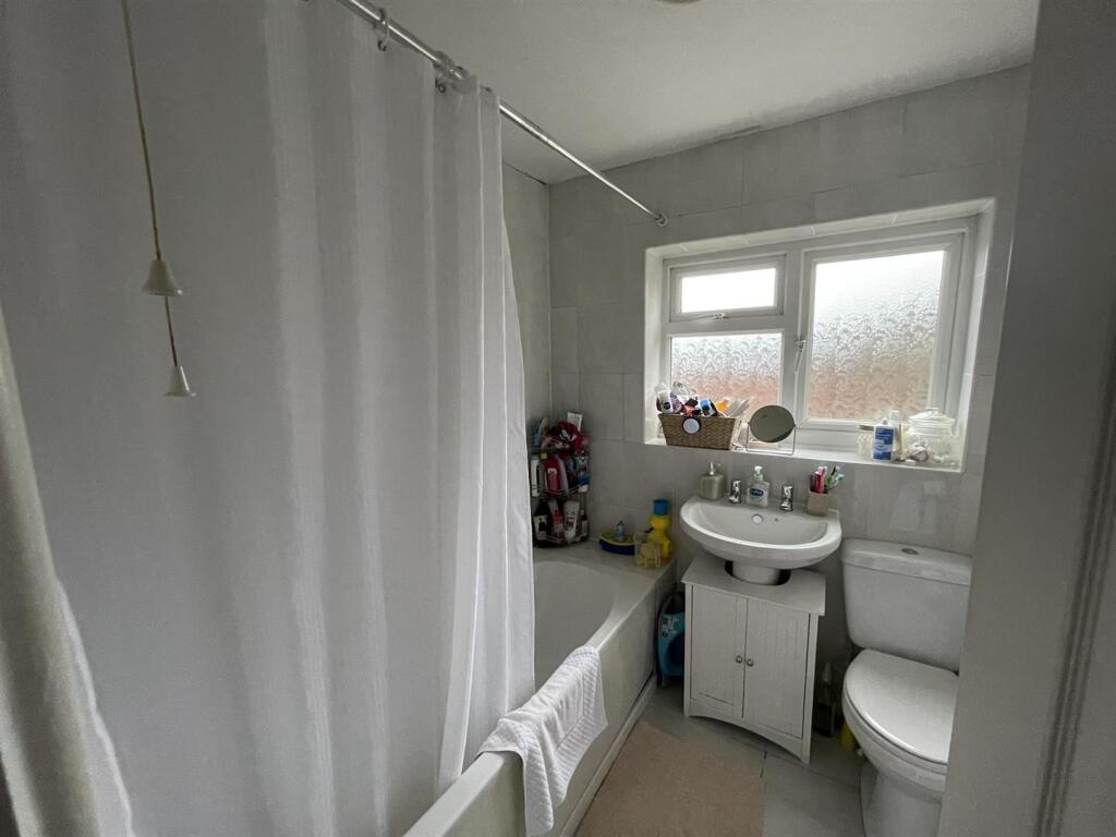 House in Gloucester - View 5