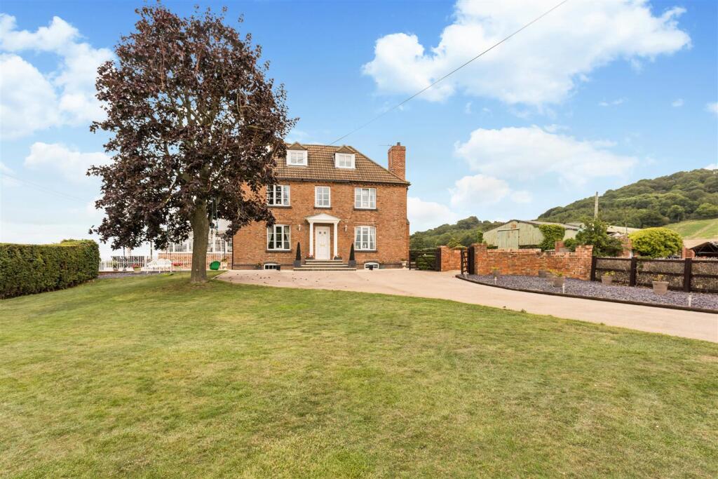 Larkhay Road, Hucclecote, Gloucester photo 2