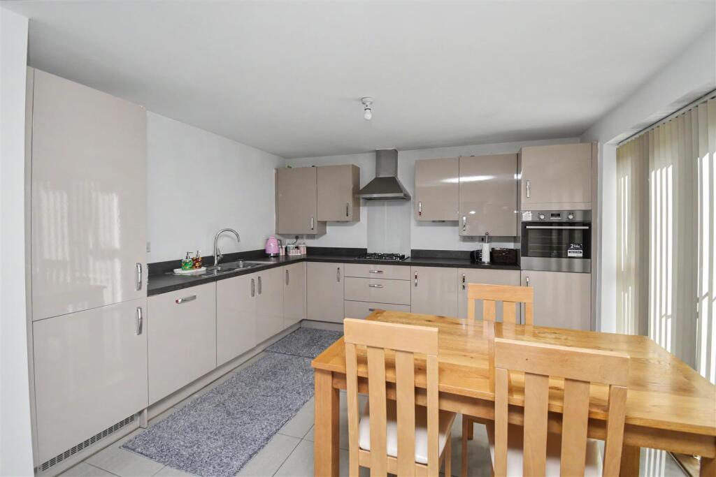 House in Northampton, North Northamptonshire - More