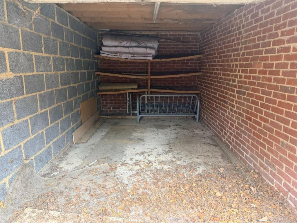 Apartment in Mole Valley, Leatherhead - More