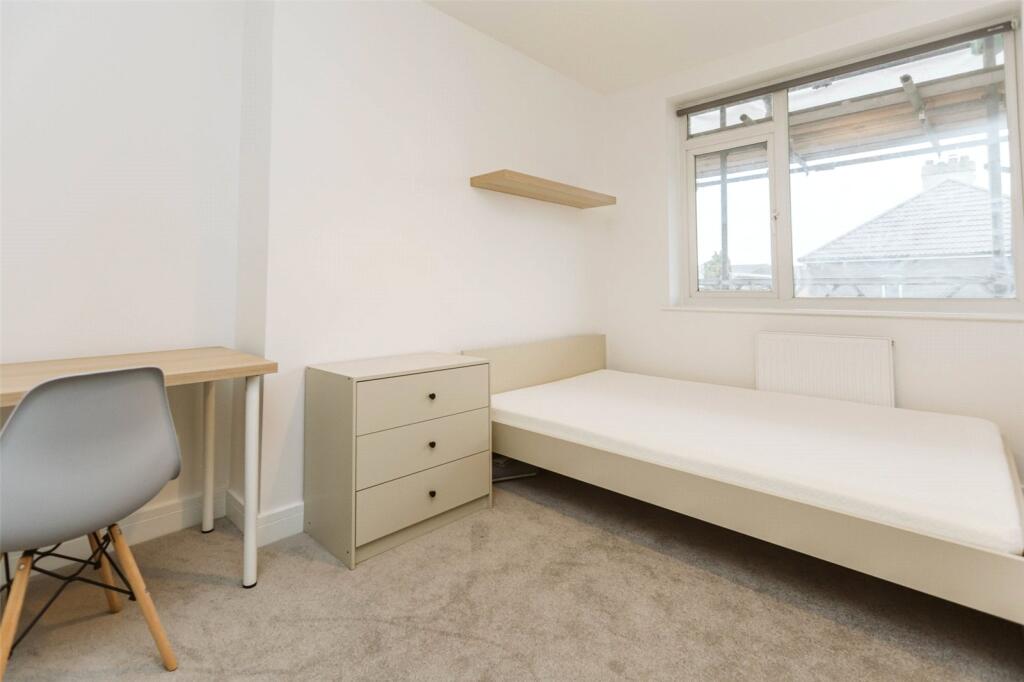 5 bedroom semi-detached house for rent