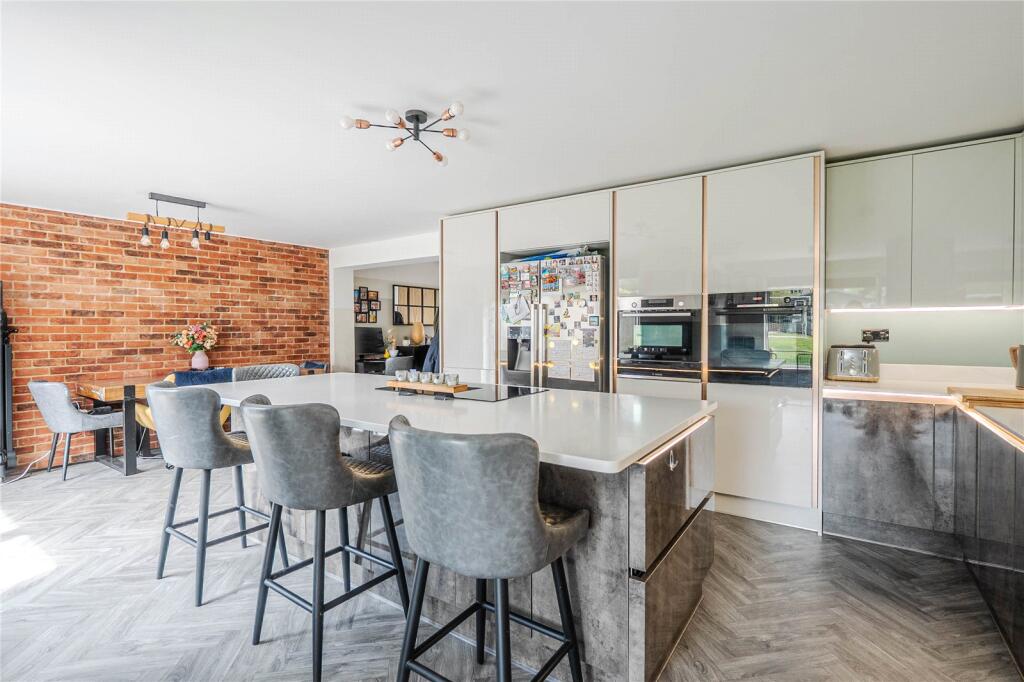 House in Dunstable, Central Bedfordshire - View 2