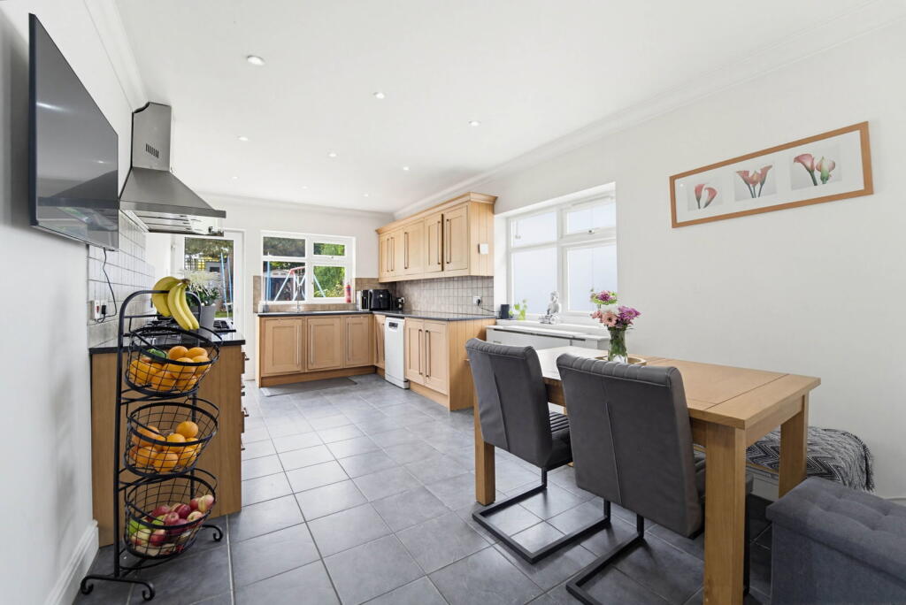 Woodlands Avenue, West Byfleet, KT14 - View 2