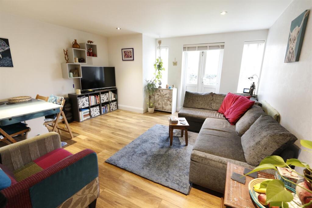 Coopers Court, SHEFFORD photo 4