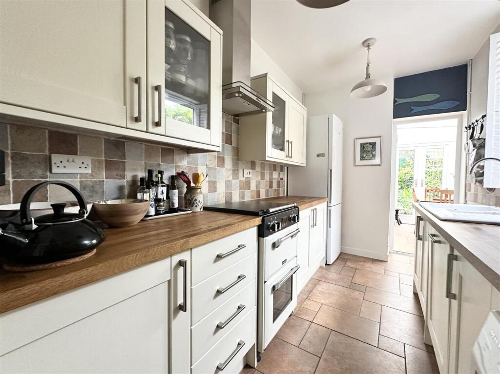 3-bed terraced on Nutfield Road, West End, £219,950