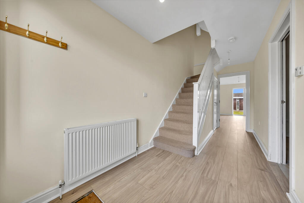 House in London, Collier Row - More