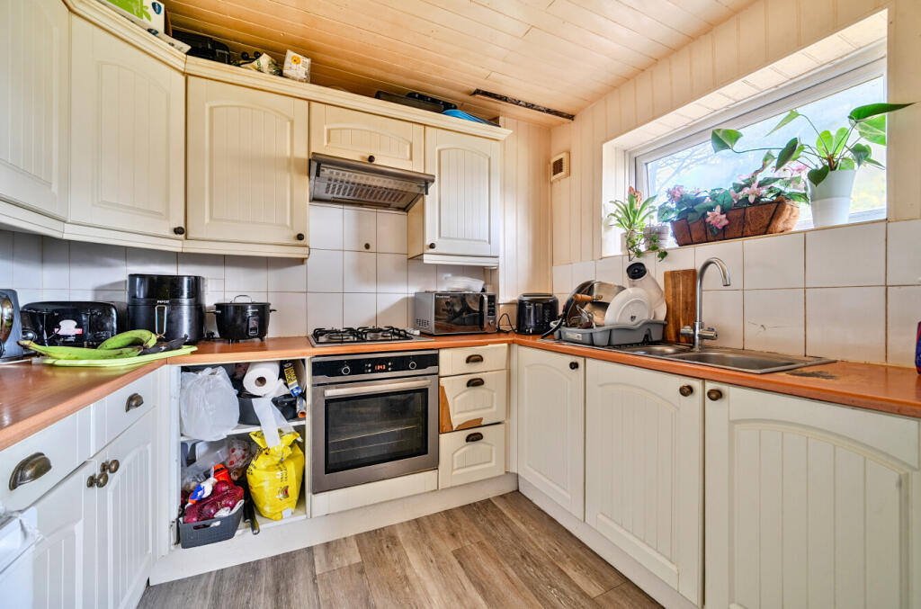 Willow Drive, Bracknell, Berkshire photo 3