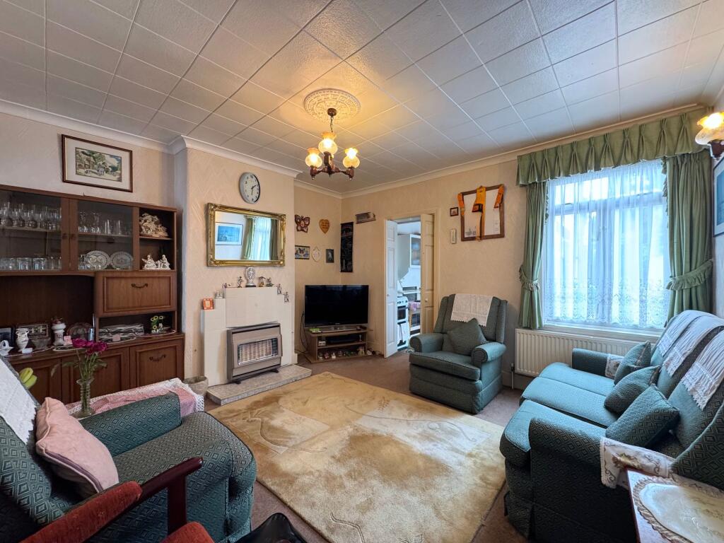 Mead Road, Edgware, HA8 - View 2