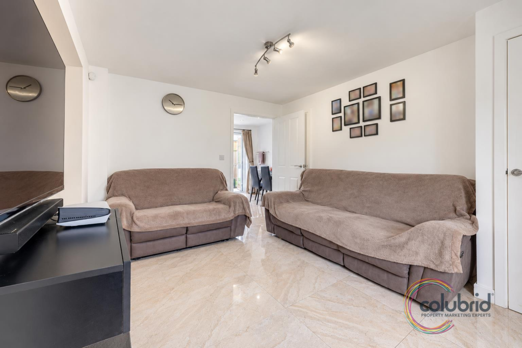 House in Romford - More