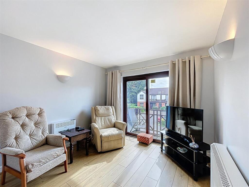 Apartment in Warwick, Kenilworth - View 3