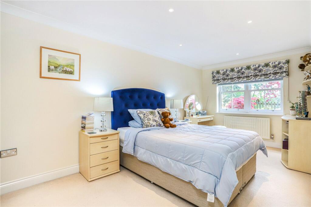 Shortheath Road, Farnham Cloisters, GU9 - View 4